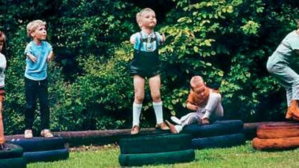 Mit diesen Kindern, die die Auswirkung eines verharmlosten Arzneimittels der 50er fürs Leben zeichnete, begann ein Umdenken der Gesellschaft.
