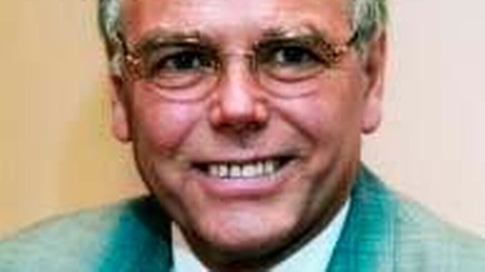 Der Präsident der Landeszahnärztekammer Sachsen, Dr. Joachim Lüddecke, seit 1997 Vorsitzender des Ausschusses Zahnärztliche Berufsausübung der Bundeszahnärztekammer
