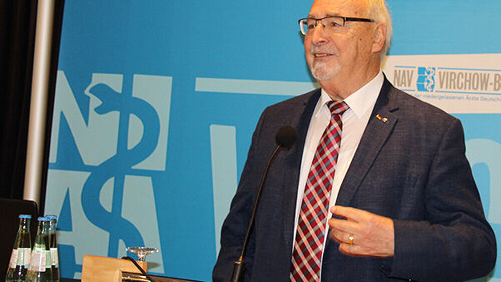 Der ehemalige Patientenbeauftragte der Bundesregierung, Wolfgang Zöller (CSU), erklärte: „Wir brauchen mehr Ärzte, die in die Fläche gehen.“ Er forderte Förderprogramme, die den Strukturwandel im Gesundheitswesen aufgreifen: Die Ärzteschaft werd