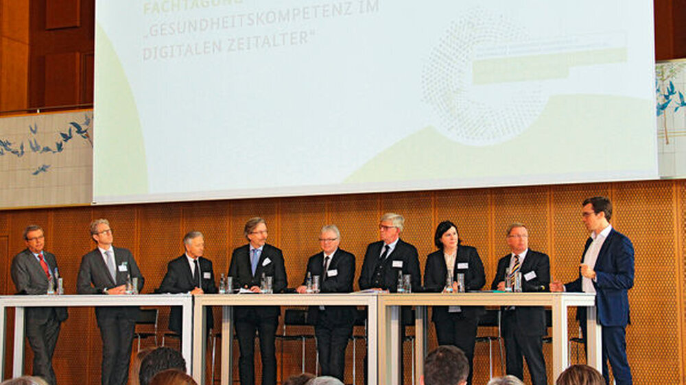 Paneldiskussion mit den Partnern der Allianz für Gesundheitskompetenz: Dr. Wolfgang Eßer betonte, die Zahnärzte seien ein digital affiner Berufsstand. Was den Nutzen von Gesundheitsinformationen für Patienten
angehe, sei die Zahnärzteschaft sehr g