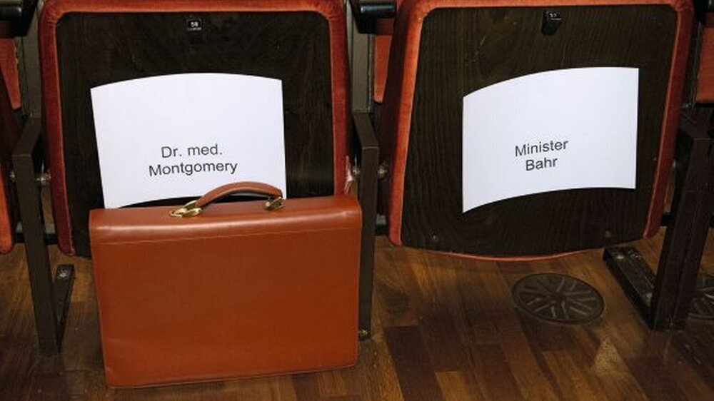 Warten auf die VIPs.