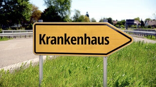 Hinweisschild Krankenhaus ländliche Umgebung