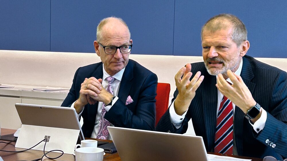 Martin Hendges und Peter Eickholz bei der Vorstellung des Evaluationsberichts zur PAR-Behandlungsstrecke Martin Hendges und Peter Eickholz bei der Vorstellung des Evaluationsberichts zur PAR-Behandlungsstrecke