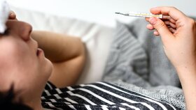 Symbolbild Frau mit Fieber