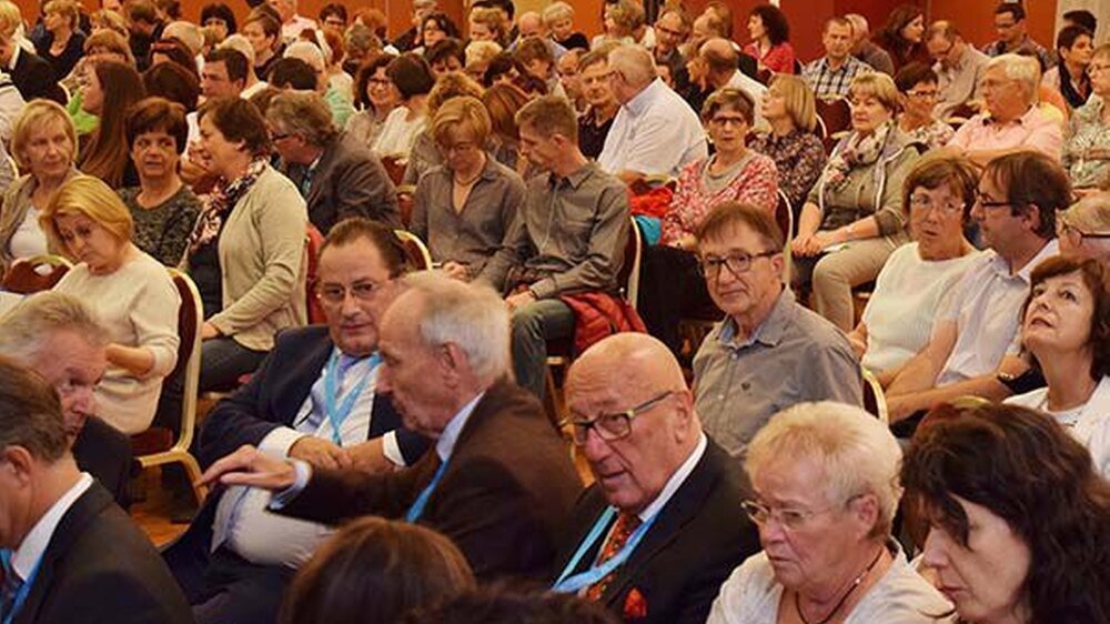 Das Thema "Parodontologie vs. Implantologie" lockte rund 500 Zahnärzte zu den 25. Fortbildungstagen der Zahnärztekammer Sachsen-Anhalt, die vom 15. bis 17. September in 2017 Wernigerode stattfanden.