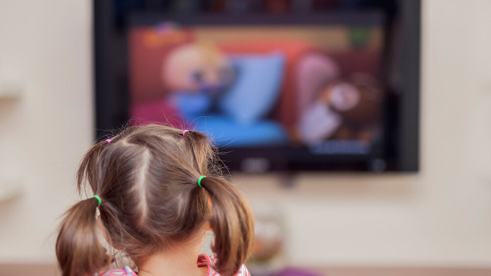 Bei der Werbung für Kinder bis zu 14 Jahre ist es künftig verboten, direkt zum Kauf oder Konsum aufzufordern. Experten geht diese Maßnahme nicht weit genug.