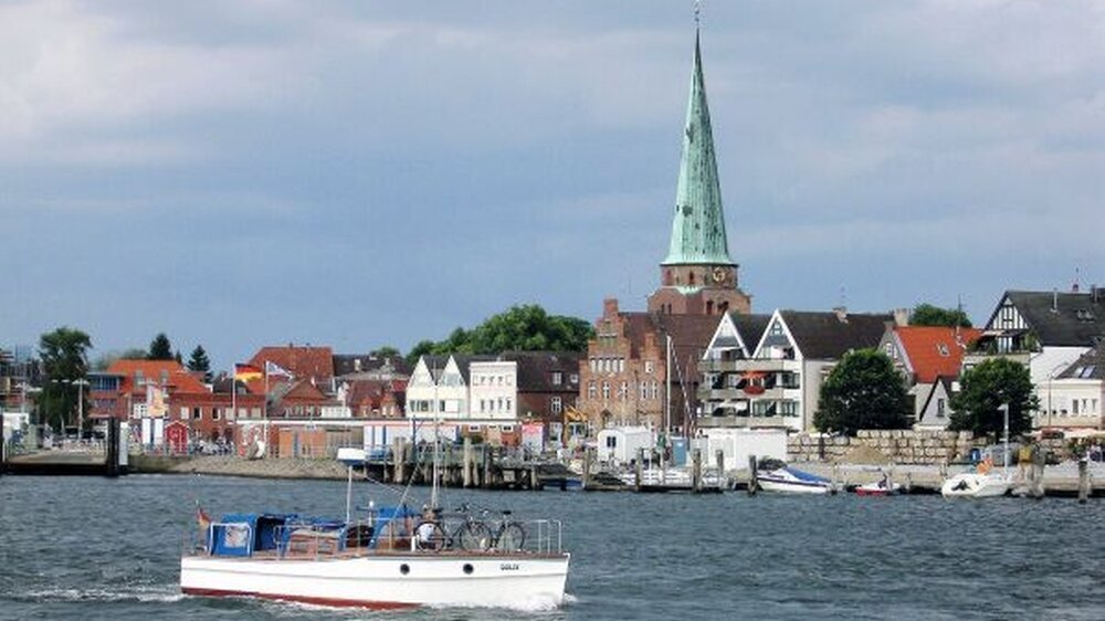 Travemünde ist immer eine Reise wert, aber wenn dort so viele Zahnärztinnen tagen, die unter der Leitung von Dr. Brita Petersen (Vorsitzende des Ausschusses für die Belange der Zahnärztin-nen in der BZÄK) „Fragen rund um die Zahnärztin“ erörter