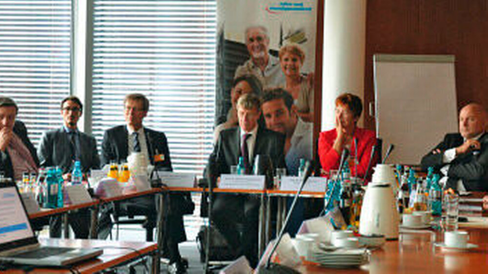 Bundespolitik, Wissenschaft und Berufsvertretung an einem Tisch auf der Arbeitssitzung des Forums Mundgesundheit am 10. September im Deutschen Bundestag | Bundespolitik, Wissenschaft und Berufsvertretung an einem Tisch auf der Arbeitssitzung des Forums Mundgesundheit am 10. September im Deutschen Bundestag |
