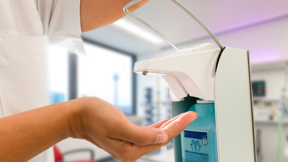 Händedesinfektion im Krankenhaus, Pfleger, Spender Händedesinfektion im Krankenhaus, Pfleger, Spender