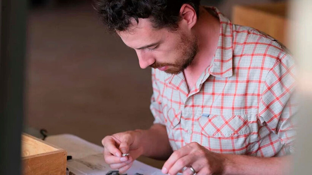 Der Forscher Fred Horne untersucht Fossilien von einer Fundstätte im Norden Kenias namens Napudet, die Teil der Studie war.