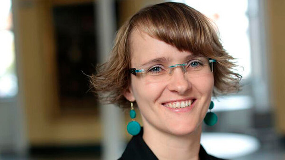 Dr. rer. nat. Birte Holtfreter hat Biomathematik ebenfalls an der Ernst-Moritz-Arndt Universität in Greifswald studiert und zu "Wechselwirkung zwischen Erreger und Wirt bei generalisierten bakteriellen Infektionen" promoviert.