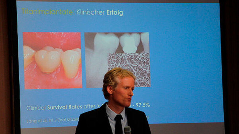 Prof. Dr. Frank Schwarz (Düsseldorf) erklärte als führender deutscher Implantologe und Experte für Periimplantitis, dass weltweit etwa 18 bis 20 Millionen Dentalimplantate jährlich inseriert werden. Die Überlebensrate ist aktuell bei Titanimplantate