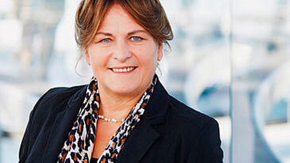 Stimmen aus der Politik: Maria Michalk, gesundheitspolitische Sprecherin der CDU/CSU-Fraktion im Bundestags-Gesundheitsausschuss: „Das Prinzip der Selbstverwaltung hat sich im deutschen Gesundheitssystem prinzipiell bewährt. Deshalb hält die Union grundsätzlich daran fest. Das schließt nicht aus, Regelmechanismen zum Ablauf der Vorgänge zu überprüfen und gegebenenfalls zu verändern. Dies ist mit dem Selbstverwaltungsstärkungsgesetz vorgesehen. Im Bundesministerium für Gesundheit wird derzeit die Verbändeanhörung ausgewertet und damit am Gesetzentwurf gearbeitet. Noch liegt kein Kabinettsentwurf vor.“ |