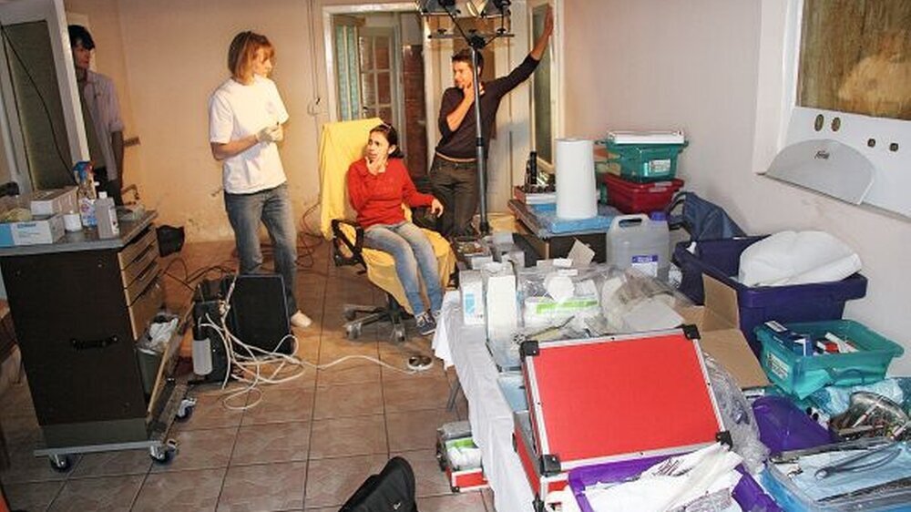 Das Team von Zahnärzte ohne Grenzen leistete zahnmedizinische Versorgung unter widrigen Umständen. Dank guter Zusammenarbeit wurden sprachliche Hürden überwunden und logistische Herausforderungen bewältigt. Auf das „Zahnmobil“ war stets Verlass.