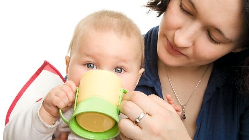 Kernbotschaft für die Elternarbeit: Auf Nuckelflaschen sollte möglichst ganz (beim gestillten Kind) und sonst so früh wie möglich verzichtet werden – richtig ist das Trinken aus dem offenen Becher.