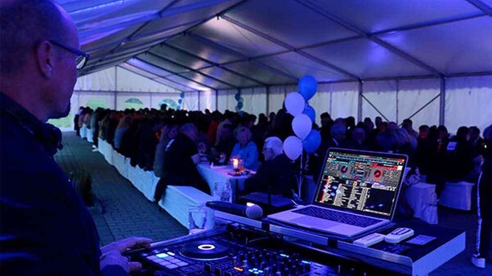 Im großen Festzelt konnte gespeist werden, außerdem sorgte ein DJ für Feierstimmung.