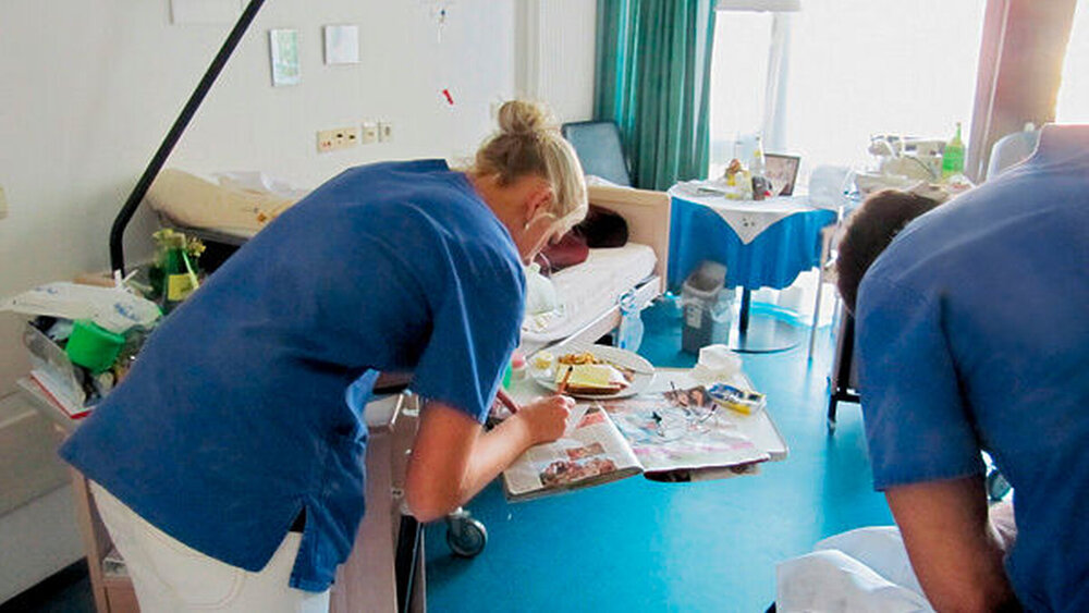 Therapieren unter Campingbedingungen, vielleicht noch während des Abendbrots? Hausbesuche sollten endlich den Verruf des Provisorischen und Improvisierten ablegen. |