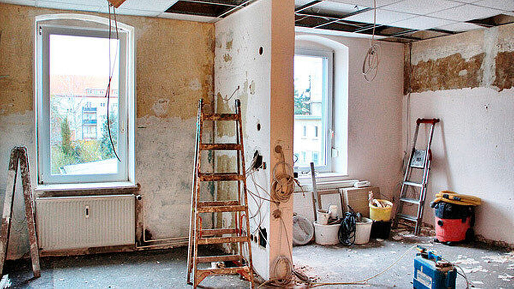 Nach fast 25 Jahren kam der „Neustart“: Für den Umbau des Empfangs- und Wartebereiches wurde eine ortsansässige Tischlerei beauftragt.