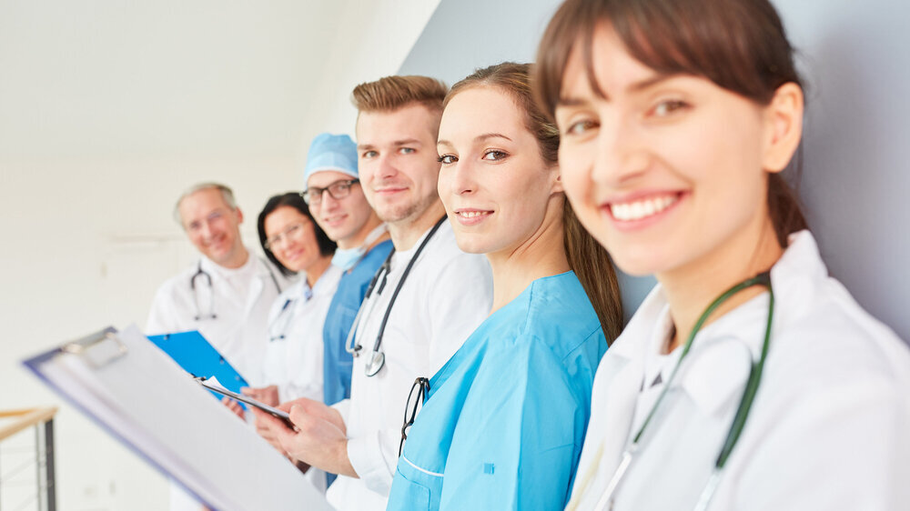 Gruppe Ärzte in der Ausbildung im Team auf einem Krankenhaus Flur