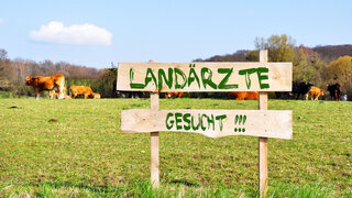 Schild mit der Aufschrift "Landärzte gesucht"