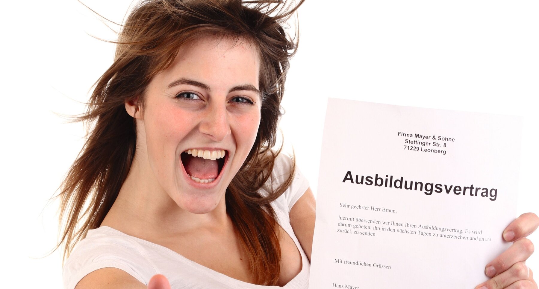 Junges Mädchen hält Ausbildungsvertrag in der Hand