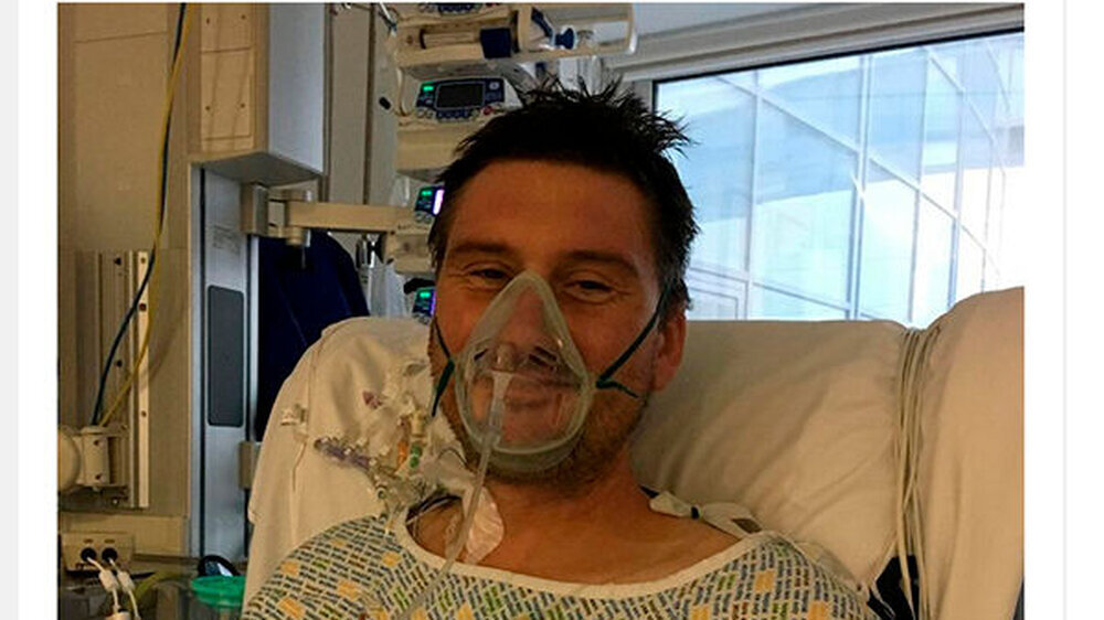 Adam Martin erholt sich im Derriford Hospital von seiner Not-OP. Nachdem das Stück Popcorn dreiTage lang im Zahnfleisch fest steckte, versuchte er mit allerlei Hilfsmitteln den Störenfried loszuwerden. Ein schmutziger Nagel verursachte aller Wahrscheinl
