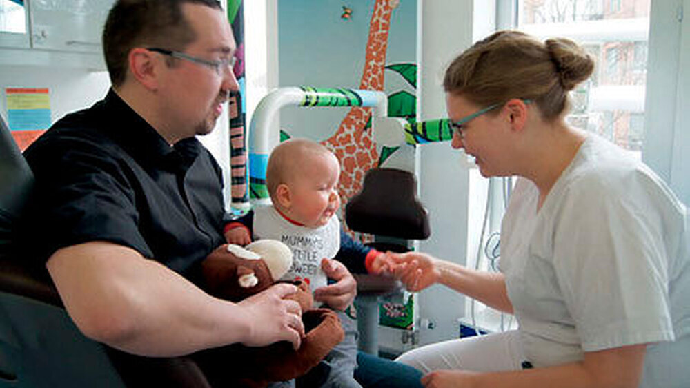 Umsetzungstipps für die FU, hier am Beispiel einer FU1 - Begrüßung: (...) Schüchterne Kinder sollten nicht zu forsch angesprochen werden. Sie können sich auf dem Arm der Begleitperson erst einmal im Behandlungszimmer eingewöhnen. | Umsetzungstipps für die FU, hier am Beispiel einer FU1 - Begrüßung: (...) Schüchterne Kinder sollten nicht zu forsch angesprochen werden. Sie können sich auf dem Arm der Begleitperson erst einmal im Behandlungszimmer eingewöhnen. |