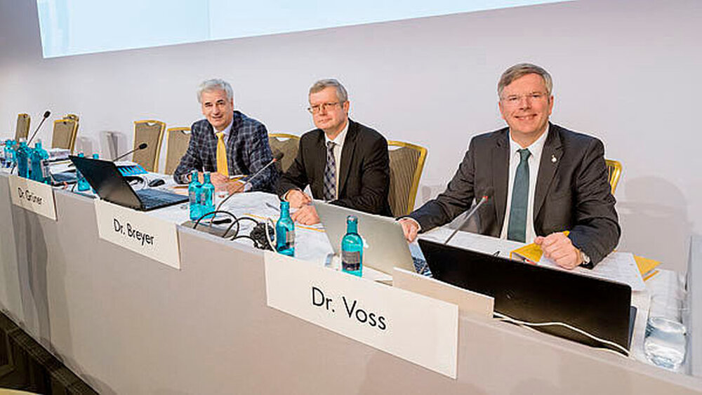 Wiedergewählt: der Vorsitzende der Bundesversammlung Dr. Thomas Breyer (m.) und seine beiden Stellvertreter Dr. Wolfgang Grüner (l.) und Dr. Kai Voss. |
