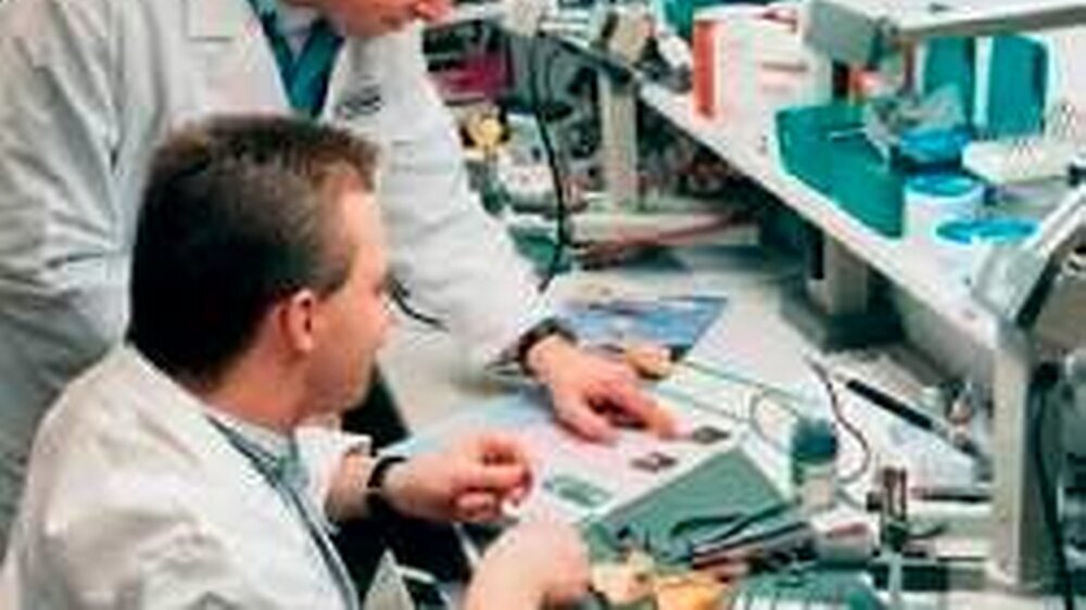 Deutschlands Zahntechniker in der Krise? Internationale Konkurrenz und neue Techniken verschärfen zunehmend die prekäre Situation der Branche.
