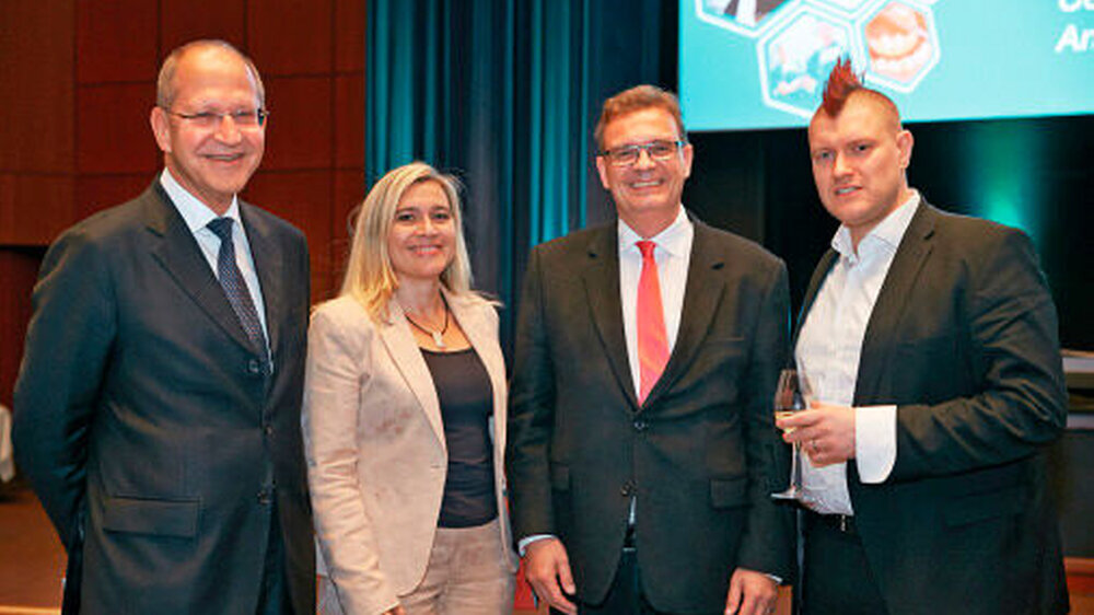 BZÄK-Präsident Dr. Peter Engel, Ministerin Melanie Huml, BLZK-Präsident Prof. Dr. Christoph Benz und Festredner Sascha Lobo (v.l.n.r.) bei der Eröffnung zum Bayerischen Zahnärztetag | BZÄK-Präsident Dr. Peter Engel, Ministerin Melanie Huml, BLZK-Präsident Prof. Dr. Christoph Benz und Festredner Sascha Lobo (v.l.n.r.) bei der Eröffnung zum Bayerischen Zahnärztetag |