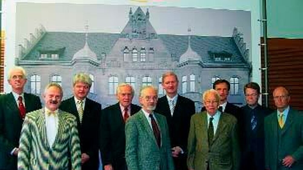 Die Kommissionsmitglieder v.l.n.r.: Prof. Ott, Prof. Biffar, Dr. Bengel, Dr. Maschinski, Prof. Estler, Dr. Pfeffer, Dr. Albers, Dr. Dr. Stiller, Dr. Schindler, ZA. Krone
