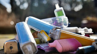 Symbolbild Sammlung von weggeworfenen Vapes