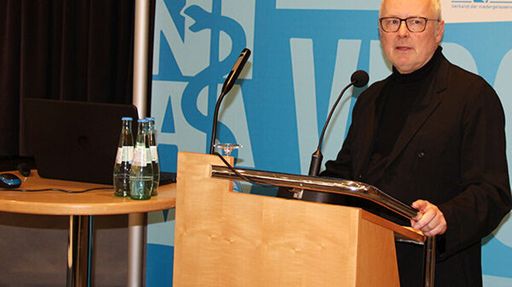 „Das Gesundheitswesen von heute besitzt eine hohe Komplexität“, erklärte der stellvertretende NAV-Bundesvorsitzende Dr. Veit Wambach. Er forderte dazu auf, Probleme aus unterschiedlichen Perspektiven heraus zu analysieren: „Wir müssen lernen, mit