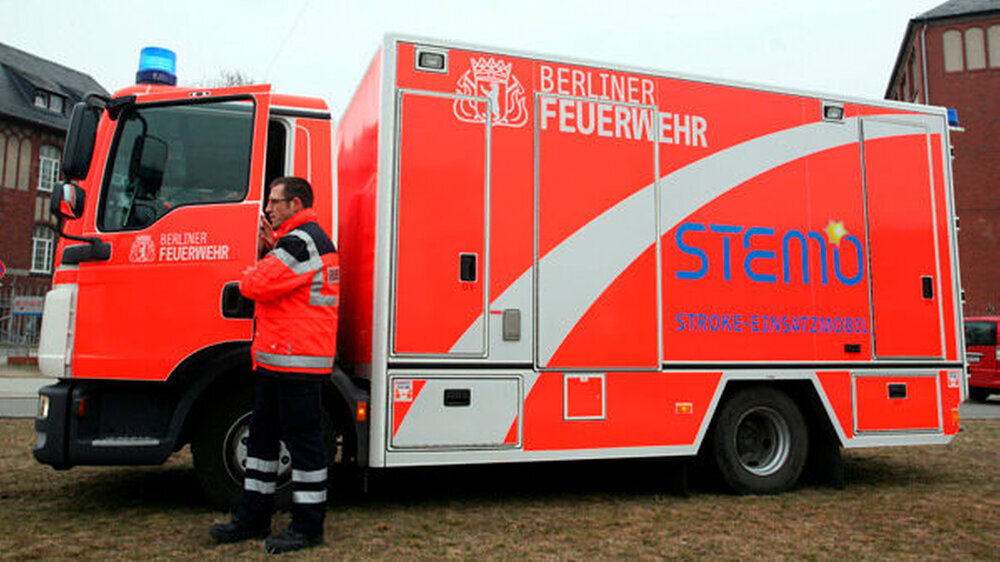 Mit dem Stroke-Einsatz-Mobil ist es möglich, bei einem Schlaganfallpatienten die MRT schon unterwegs durchzuführen. Das hat den Vorteil, dass die Ärzte in der Klinik sofort mit der Lysetherapie starten können.