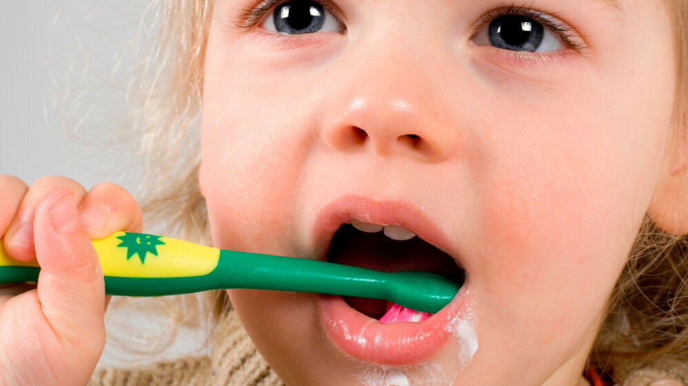 Neun Kinderzahnpasten fallen beim Fluoridgehalt durch, neun weitere weil sie Titandioxid enthalten.