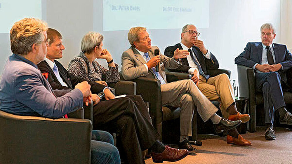 Diskussionsrunde in Köln (v.l.n.r.): Dr./RO Eric Banthien, Vorsitzender der Interessengemeinschaft Zahnärztlicher Verbände Deutschlands e. V. (IGZ), Prof. Dr. Peter Eickholz, Direktor der Poliklinik für Parodontologie an der Universität Frankfurt/M. Diskussionsrunde in Köln (v.l.n.r.): Dr./RO Eric Banthien, Vorsitzender der Interessengemeinschaft Zahnärztlicher Verbände Deutschlands e. V. (IGZ), Prof. Dr. Peter Eickholz, Direktor der Poliklinik für Parodontologie an der Universität Frankfurt/M. als Vertreter der DG PARO, Dr. Ute Maier, Vorsitzende der KZBV-AG „PAR-Strategie“, Dr. Wolfgang Eßer, Vorsitzender des Vorstands der KZBV, Dr. Peter Engel, Präsident der BZÄK, ZA Harald Schrader, Vorsitzender des Freien Verbands Deutscher Zahnärzte (FVDZ) |