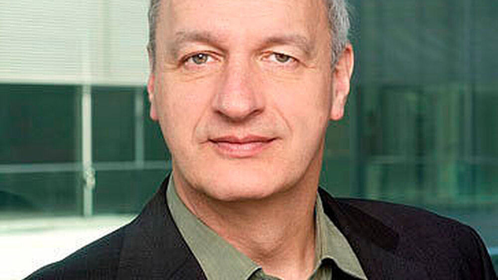 Dr. Harald Terpe, Obmann im Gesundheitsausschuss, Bündnis 90/Die Grünen: „Das geplante Gesetz ist nicht der Untergang der Selbstverwaltung.“ Im Gegenteil: „Es zieht einige richtige Schlüsse aus den jüngsten KBV-Skandalen.“ Es gebe jedoch auch Vorschläge, „wo die Regierung über das Ziel hinaus schießt: Der Eingriff in die Richtlinienkompetenz des GBA geht eindeutig zu weit“. Danach „kann die Regierung künftig jede Richtlinie nach Lust und Laune ändern (..).“ Damit würden Leistungskatalog und QS-Vorgaben in der GKV offen für politische Einflussnahme. „Ob das im Sinne der Patienten ist, darf bezweifelt werden.“ Anderes sei indes „schon lange geübte Praxis“. Entgegen derzeitiger Unkenrufe werde sich „an den Kräfteverhältnissen im Gesundheitswesen nicht viel ändern.“ |