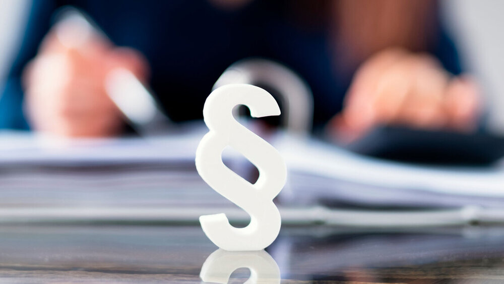 Themenbild Urteil mit Paragraphen-Symbol