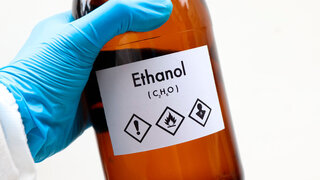 Glasflasche mit Ethanol im Labor.