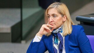 Berlin, Deutschland: Deutscher Bundestag: 57. Bundestagssitzung: Bundesministerin für Gesundheit Nina Warken (CDU)