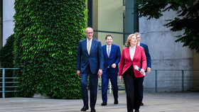 Bundeskanzler Friedrich Merz (v.l.) und die Vorsitzenden von SPD und CSU kommen im Garten des Bundeskanzleramts einer Pressekonferenz zu den Ergebnissen des Koalitionsausschusses (Lars Klingbeil, Bundesminister der Finanzen; Bärbel Bas, Bundesministerin für Arbeit und Soziales; Markus Söder, Ministerpräsident von Bayern).