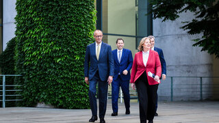 Bundeskanzler Friedrich Merz (v.l.) und die Vorsitzenden von SPD und CSU kommen im Garten des Bundeskanzleramts einer Pressekonferenz zu den Ergebnissen des Koalitionsausschusses (Lars Klingbeil, Bundesminister der Finanzen; Bärbel Bas, Bundesministerin für Arbeit und Soziales; Markus Söder, Ministerpräsident von Bayern).