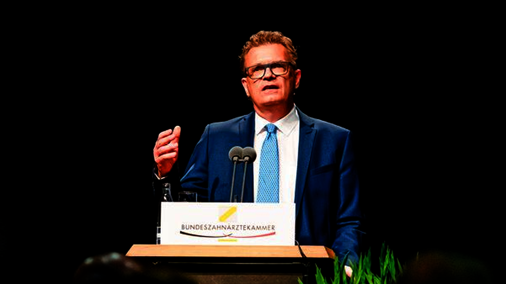 Prof. Dr. Christoph Benz (Jahrgang 1960) war seit 2011 Vizepräsident der BZÄK und war bis 2014 Präsident der Bayerischen Landeszahnärztekammer. Zahlreiche Funktionen in Wissenschaft und Praxis, Forschung und Lehre, umfangreiche Veröffentlichungen. Wi