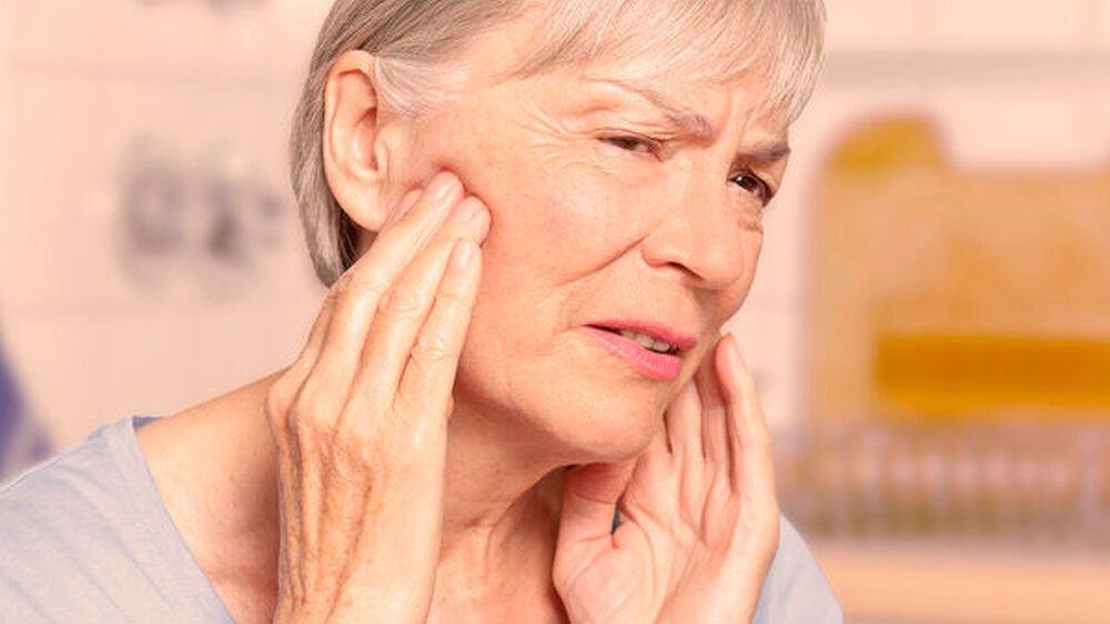 Kieferschmerzen sind ein spezifisches Symptom bei Riesenzellarteriitis und werden durch eine Minderdurchblutung der Muskulatur hervorgerufen.