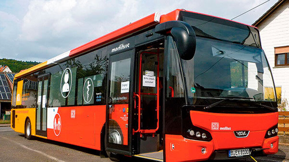 In Hessen fährt ein 12,7 Meter langer Medibus als rollende allgemeinärztliche Praxis seit Juli 2018 über Land. Der Zahn-Medibus könnte ähnlich aussehen, auch wenn laut DB Regio für die Sonderanfertigung eine andere Fahrzeugbasis zum Einsatz kommen w