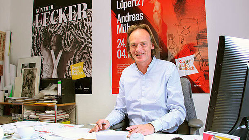 150950-flexible-1900 In der Schaltzentrale: An den Wänden hängende, signierte Plakate von erfolgreichen Ausstellungen motivieren Neumann, wenn er in seiInem Büro sitzt und neue Austellungsformate plant. |