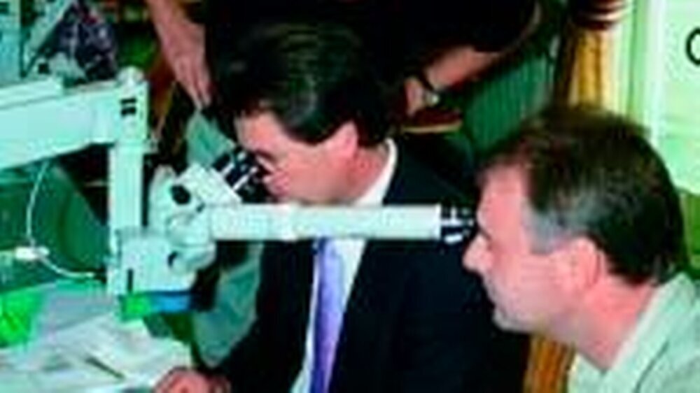 Professor Baumann bei der Demonstration des Zeiss-Operationsmikroskopes