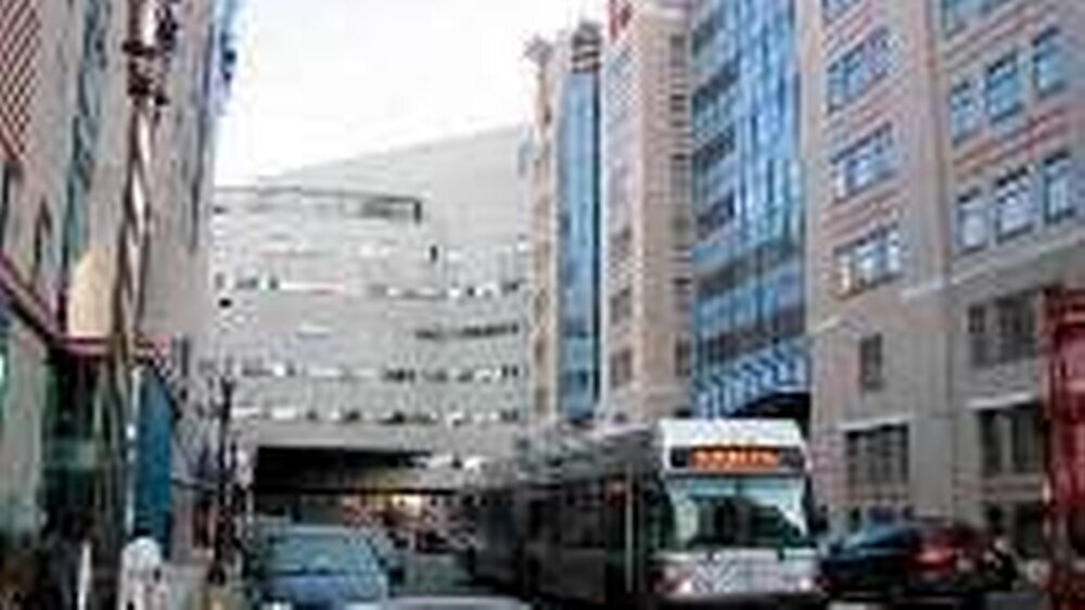 Beidseitig der Straße das New England Medical Center der Tufts University im Herzen von Boston, Massachusetts