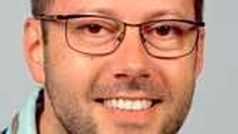 Prof. Dr. Andreas Filippi\r\n\r\n1990 bis 1998 Wissenschaftlicher Mitarbeiter und wissenschaftlicher\r\nAssistent (C1) der Abteilung Oralchirurgie und\r\nZahnärztliche Poliklinik der Universität Giessen/Deutschland,\r\n1991 Promotion, 1992 Erlangung der