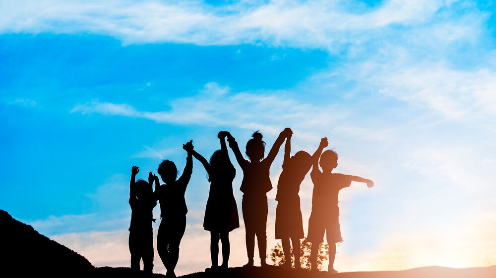 Symbolbild Waisenkind Eine Gruppe von Kindern steht auf einem Hügel